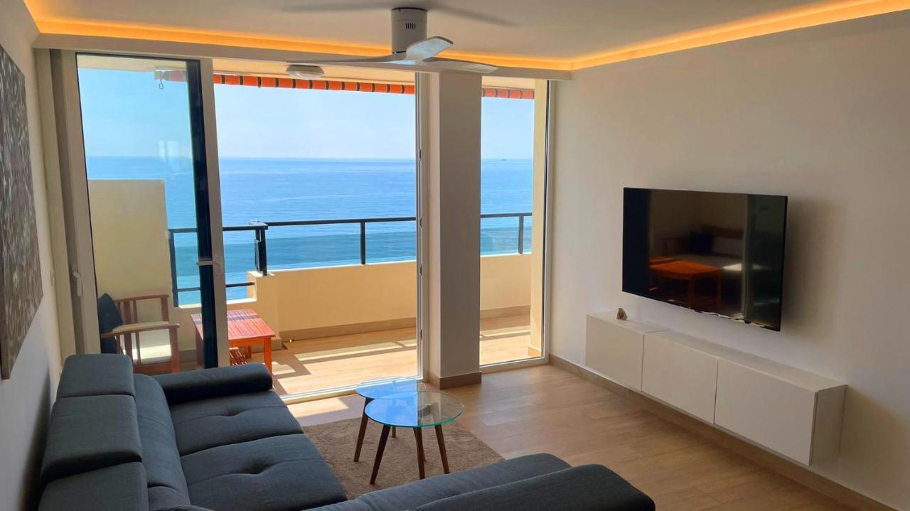 Huoneisto Beachfront Luxury: Sea View