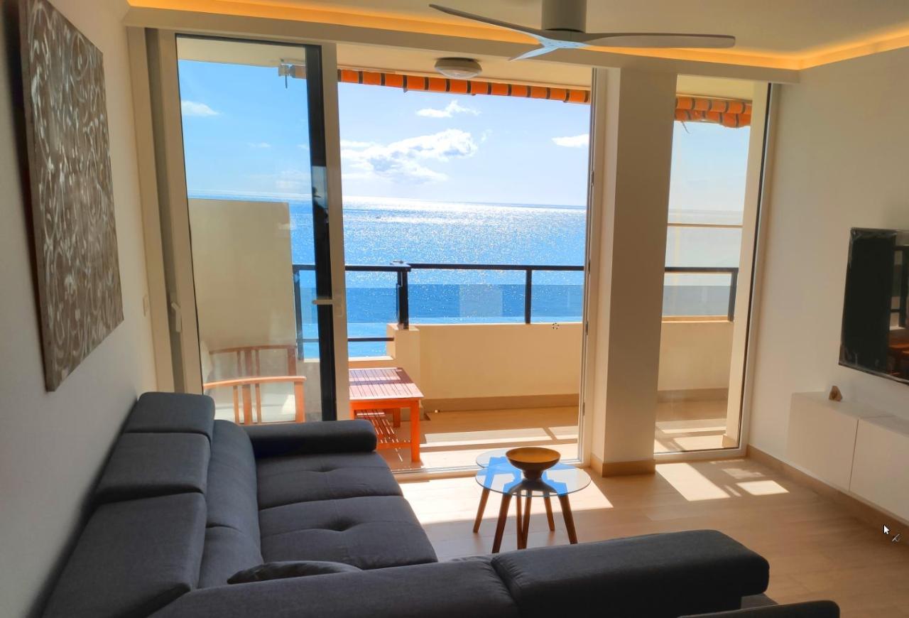 Huoneisto Beachfront Luxury: Sea View