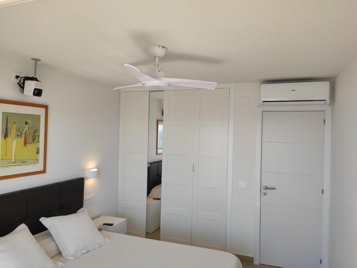 Beachfront Luxury: Sea View Huoneisto