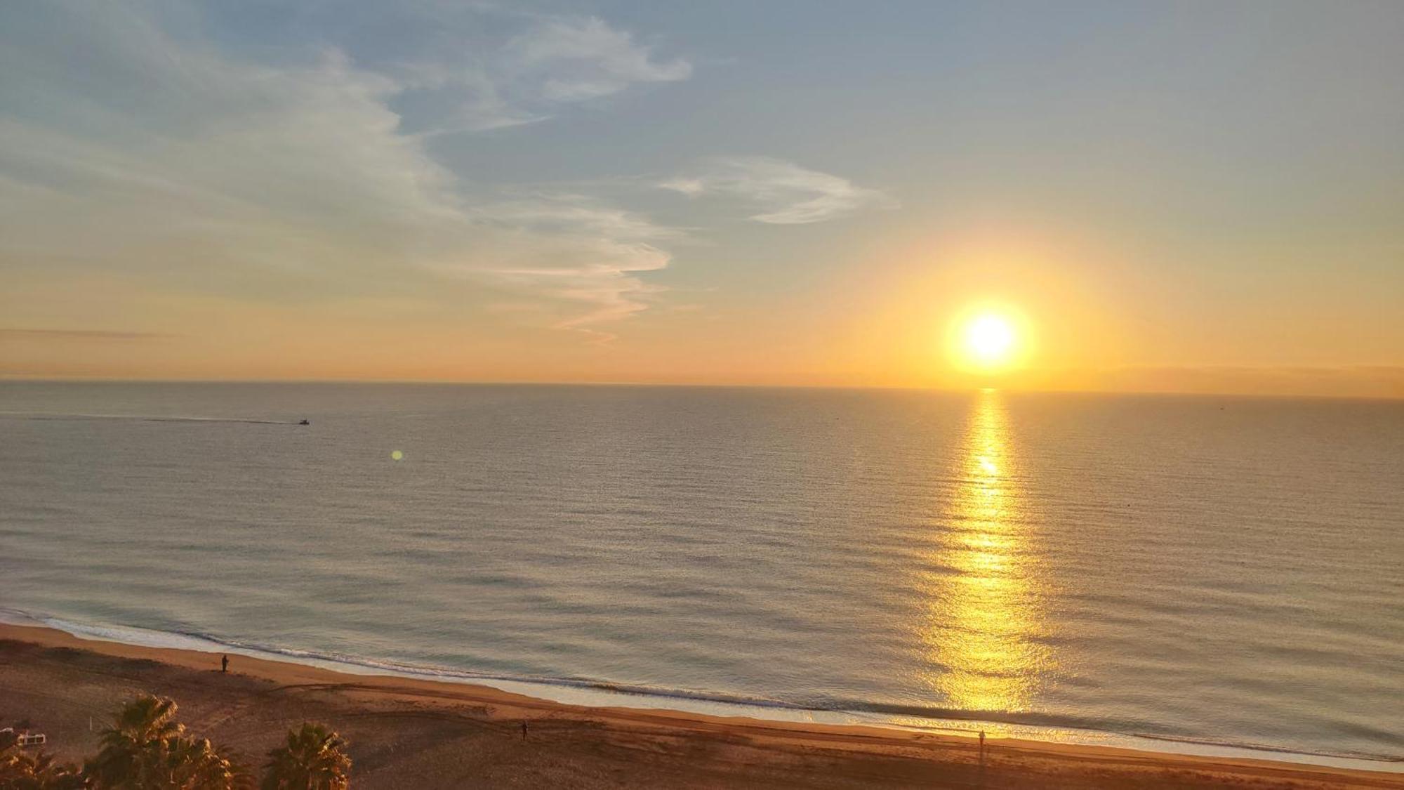 Beachfront Luxury: Sea View Huoneisto