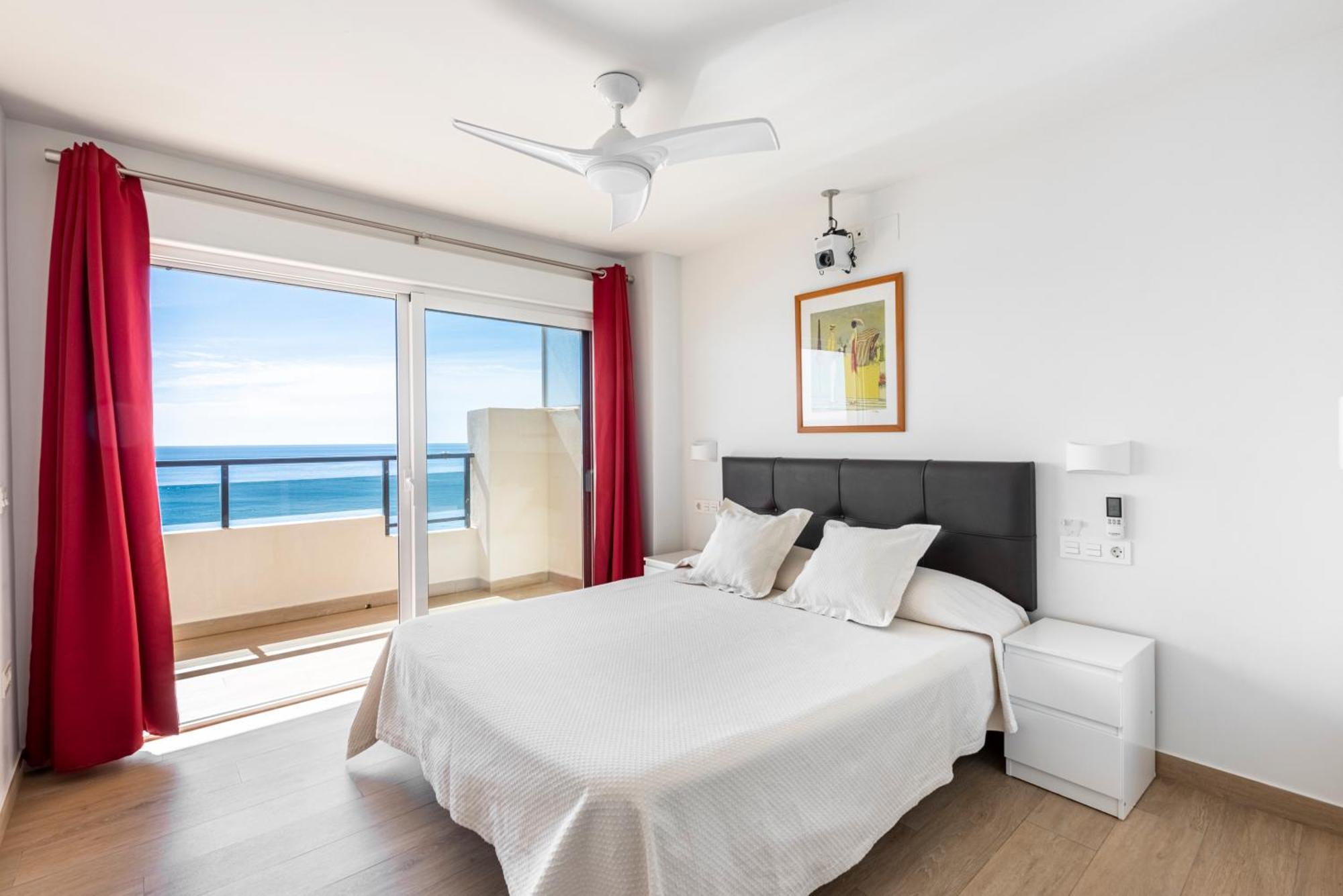 Beachfront Luxury: Sea View Huoneisto