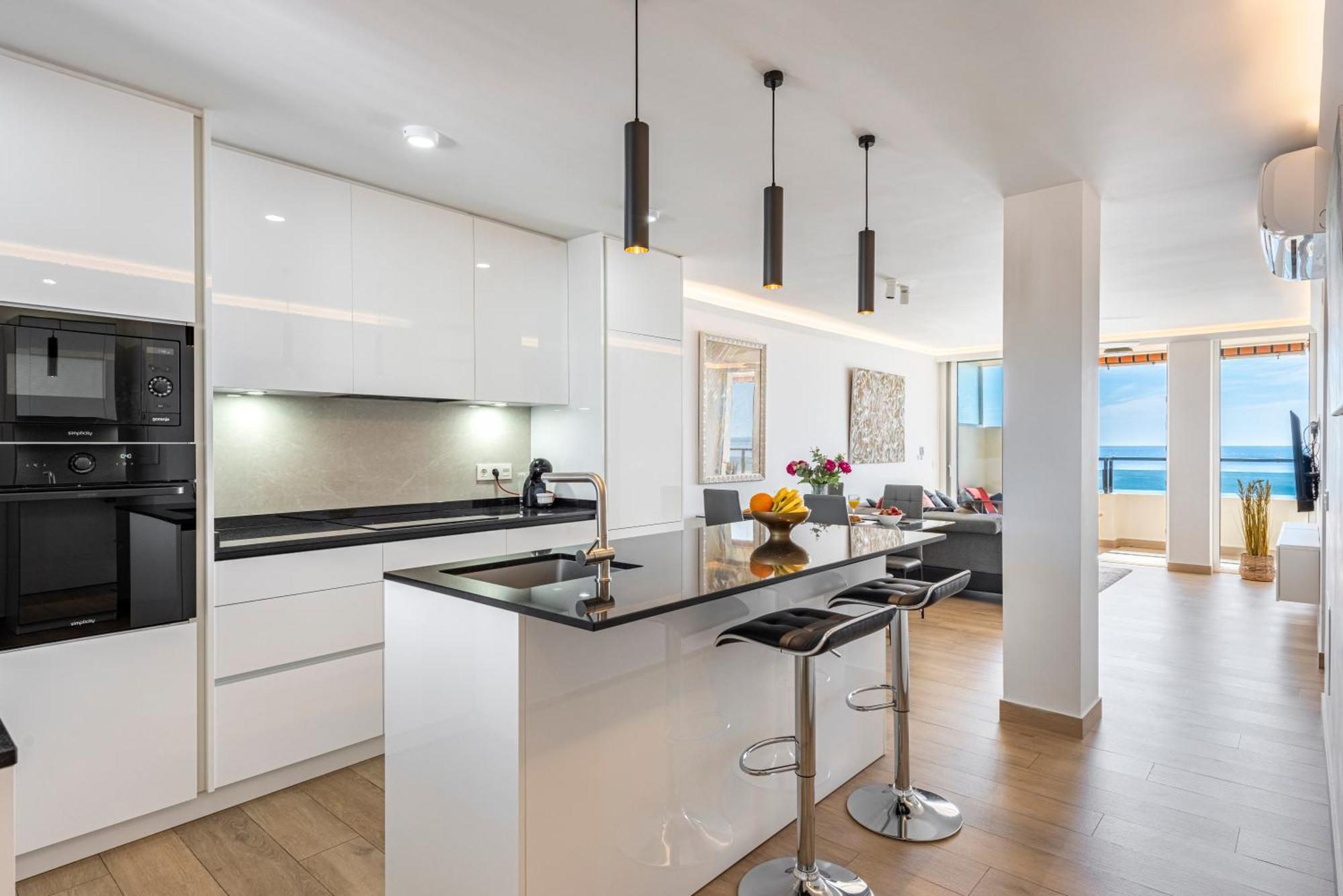 Beachfront Luxury: Sea View Huoneisto *