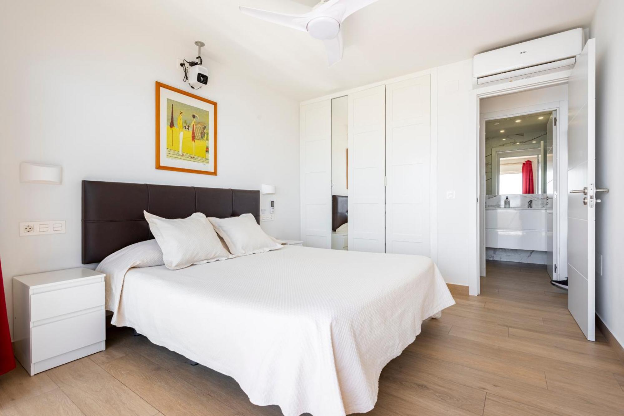 Huoneisto Beachfront Luxury: Sea View *