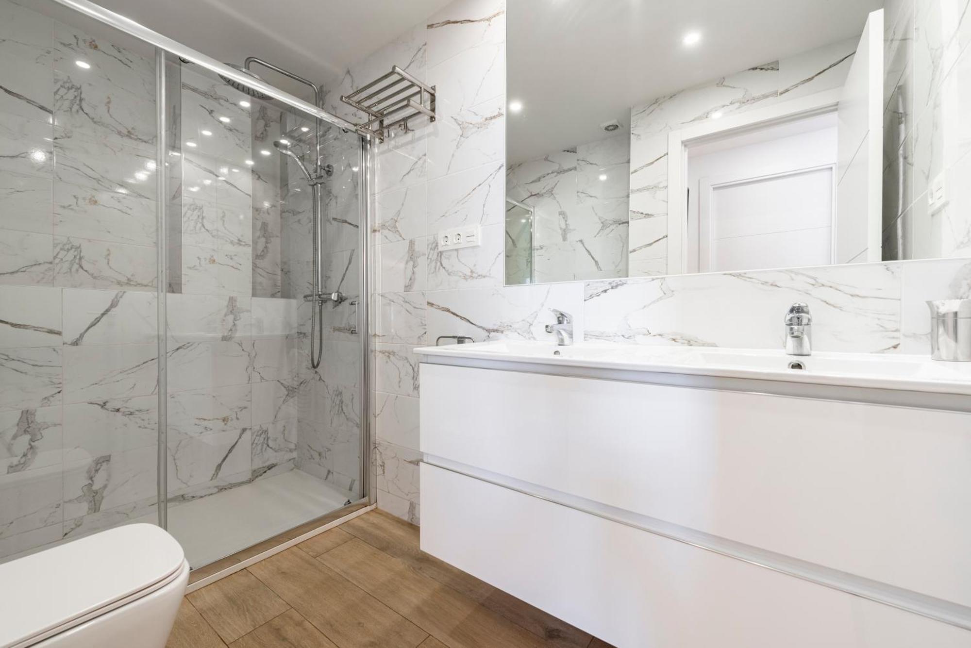 Beachfront Luxury: Sea View Huoneisto