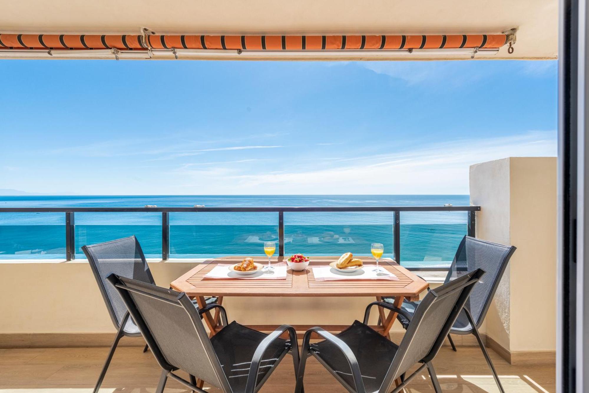 Beachfront Luxury: Sea View *